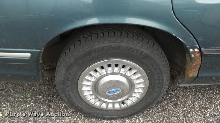 image for item DA7885 1996 Ford Crown Victoria