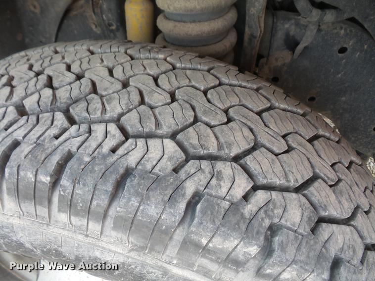 image for item DA8230 2008 Ford F350 Super Duty flatbed pickup truck with crane