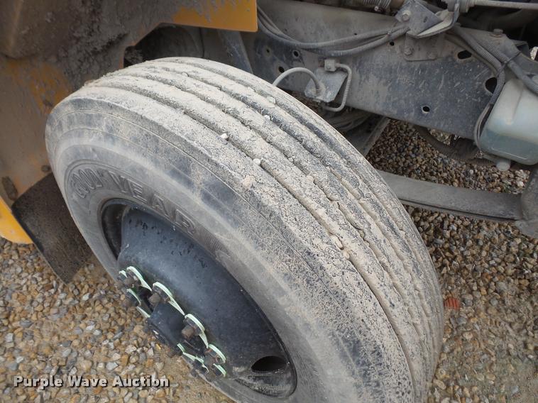 image for item DA8241 1997 International 3800 school bus