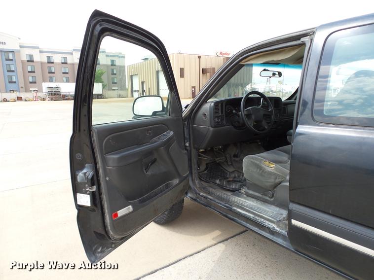 image for item DB0147 2005 Chevrolet Silverado 2500HD Ext. Cab pickup truck