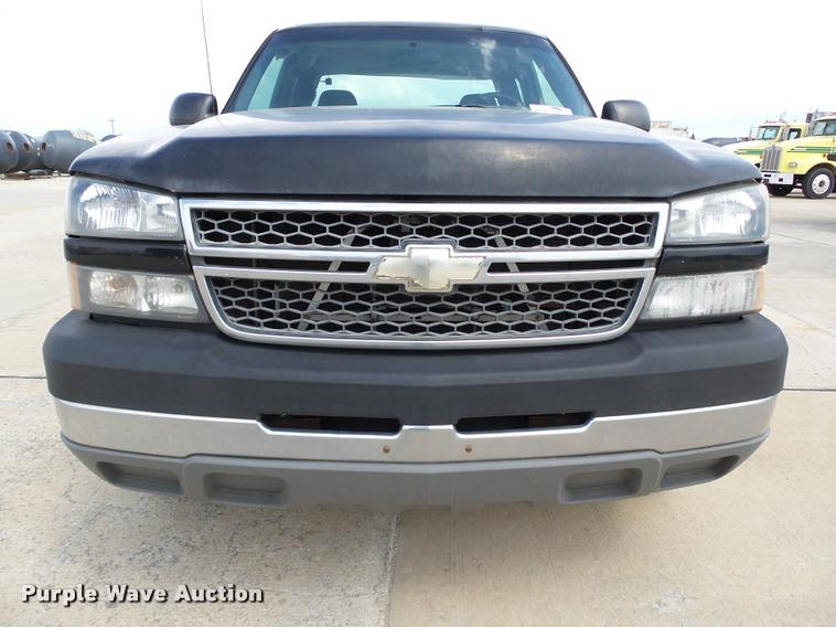 image for item DB0147 2005 Chevrolet Silverado 2500HD Ext. Cab pickup truck