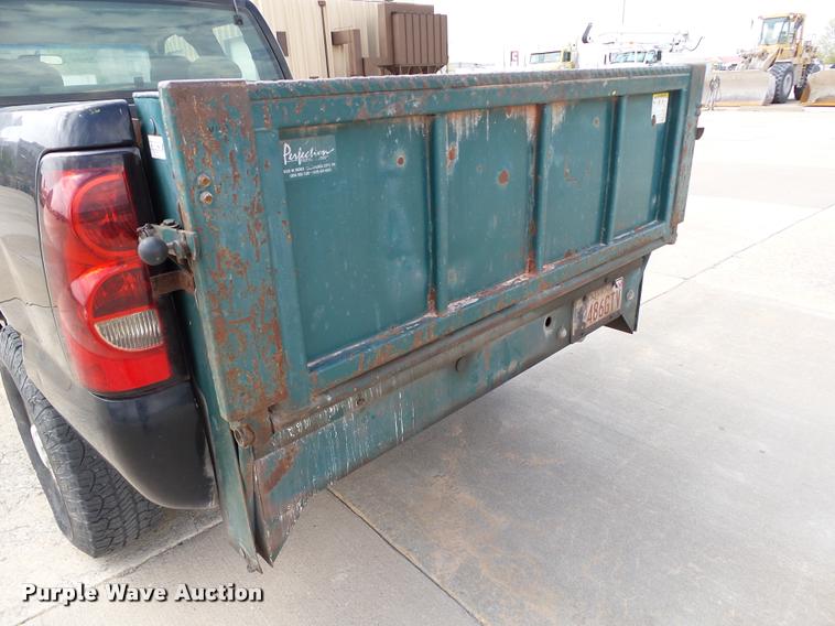 image for item DB0147 2005 Chevrolet Silverado 2500HD Ext. Cab pickup truck