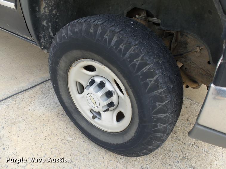 image for item DB0147 2005 Chevrolet Silverado 2500HD Ext. Cab pickup truck