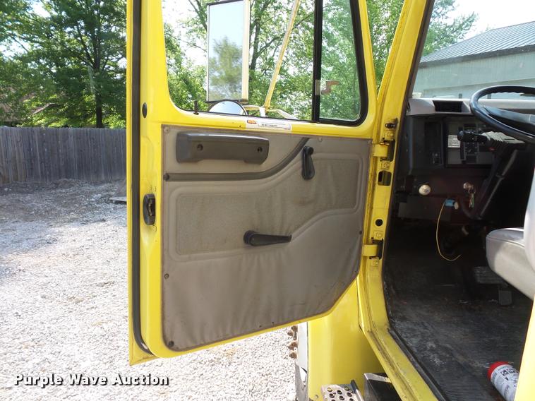 image for item DD9441 1996 International 4700 box truck