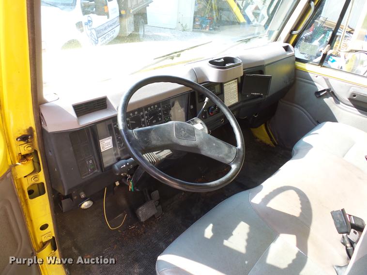 image for item DD9441 1996 International 4700 box truck