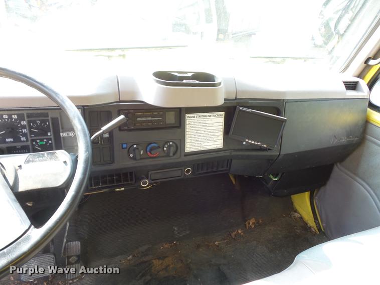 image for item DD9441 1996 International 4700 box truck