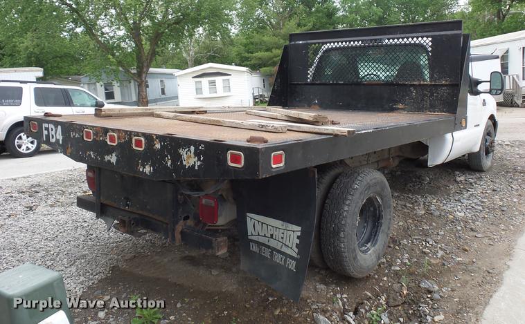 image for item DD9470 2003 Ford F350 flatbed pickup truck