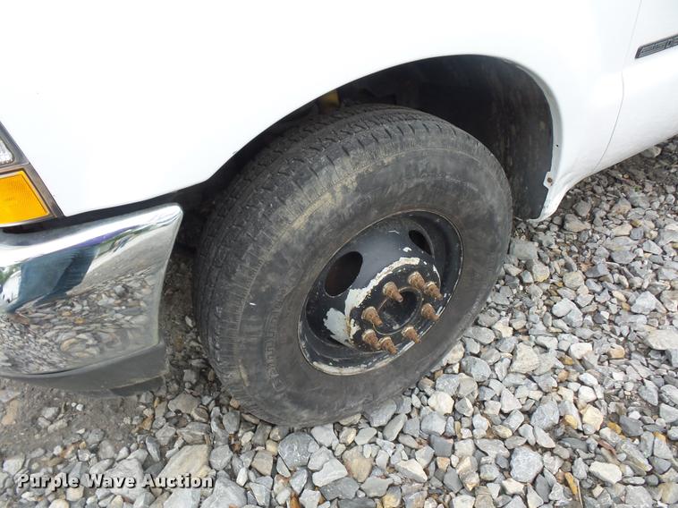 image for item DD9470 2003 Ford F350 flatbed pickup truck