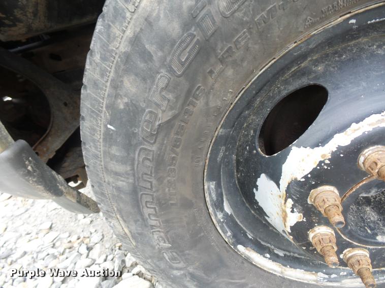 image for item DD9470 2003 Ford F350 flatbed pickup truck