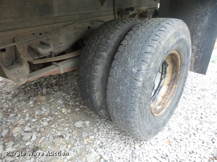 image for item DD9470 2003 Ford F350 flatbed pickup truck