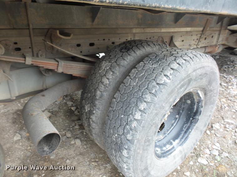 image for item DD9470 2003 Ford F350 flatbed pickup truck