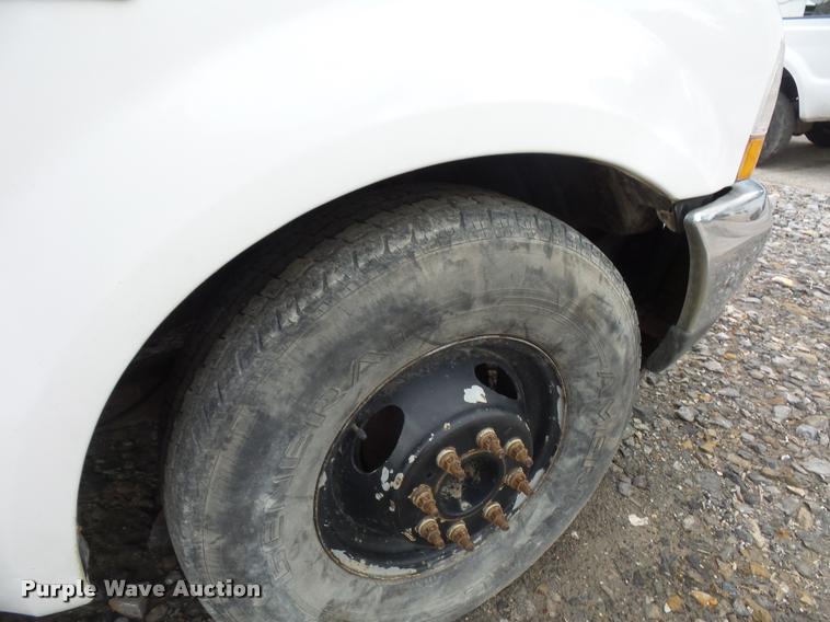 image for item DD9470 2003 Ford F350 flatbed pickup truck