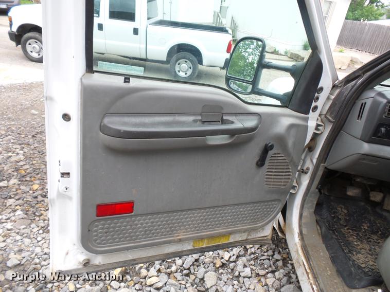 image for item DD9470 2003 Ford F350 flatbed pickup truck