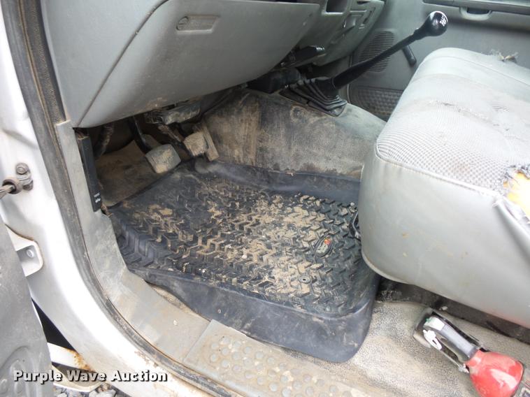 image for item DD9470 2003 Ford F350 flatbed pickup truck