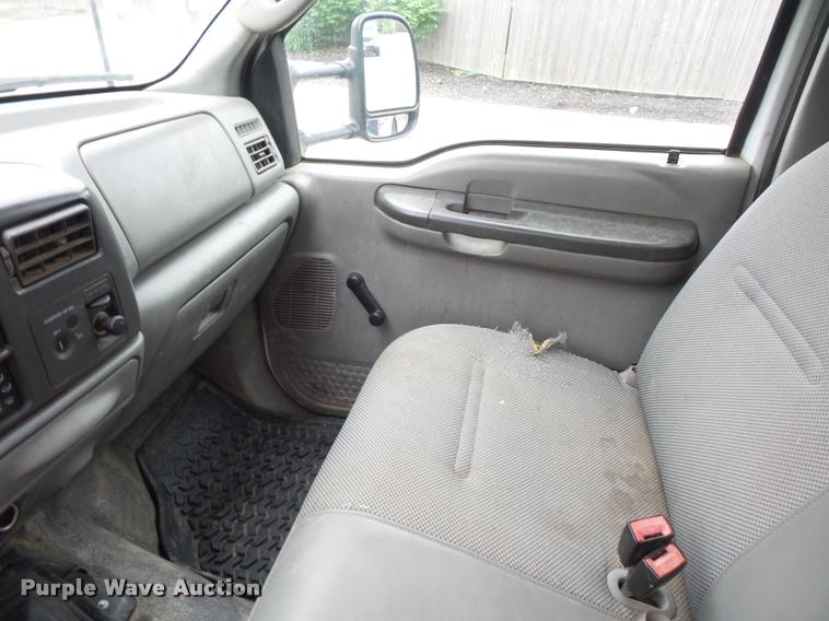 image for item DD9470 2003 Ford F350 flatbed pickup truck