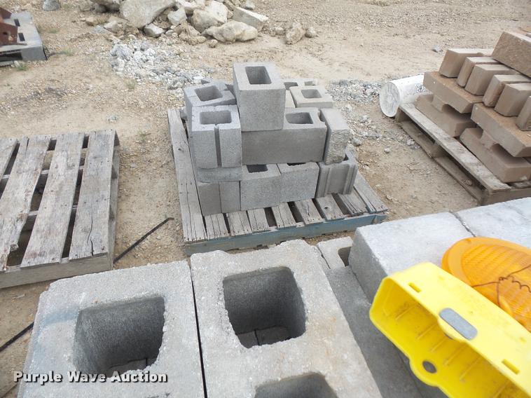 image for item DL9704 Concrete blocks