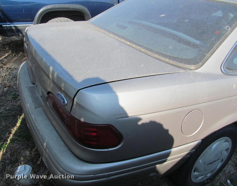 image for item J2575 1995 Ford Taurus