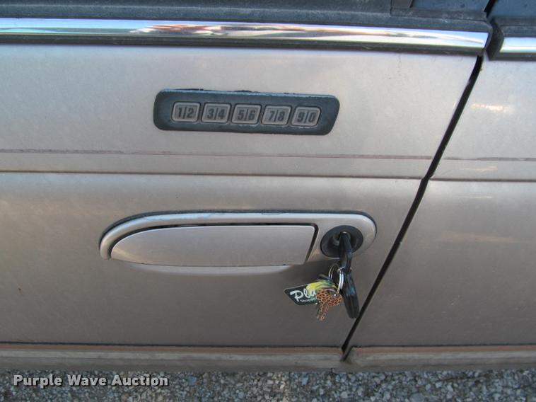 image for item J2575 1995 Ford Taurus