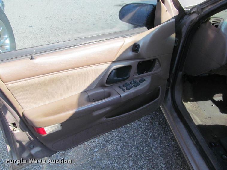 image for item J2575 1995 Ford Taurus