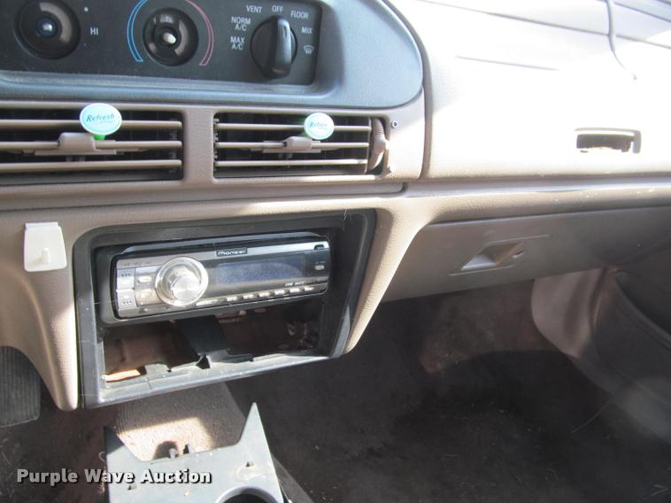 image for item J2575 1995 Ford Taurus