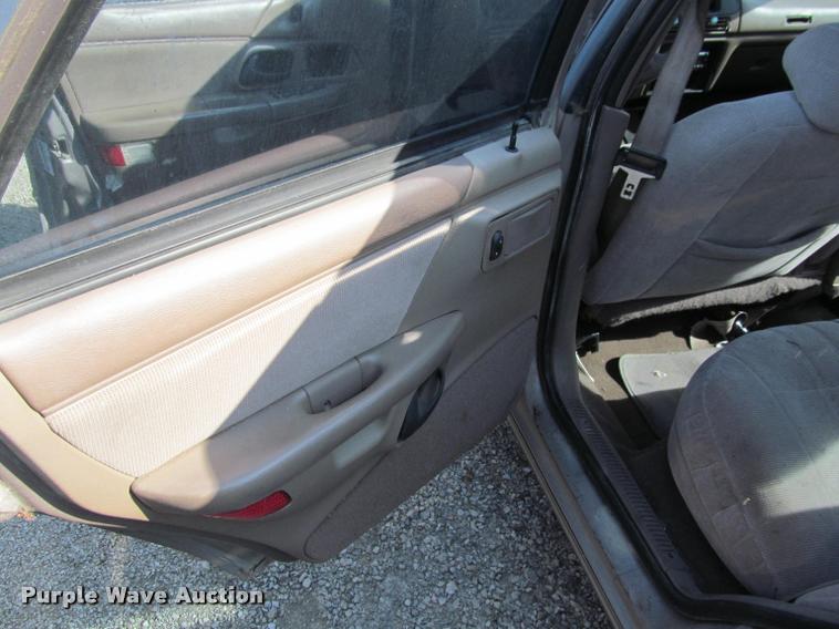 image for item J2575 1995 Ford Taurus