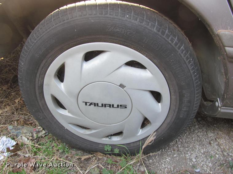 image for item J2575 1995 Ford Taurus