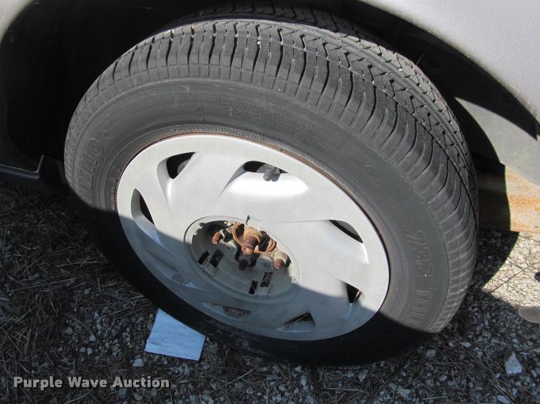 image for item J2575 1995 Ford Taurus