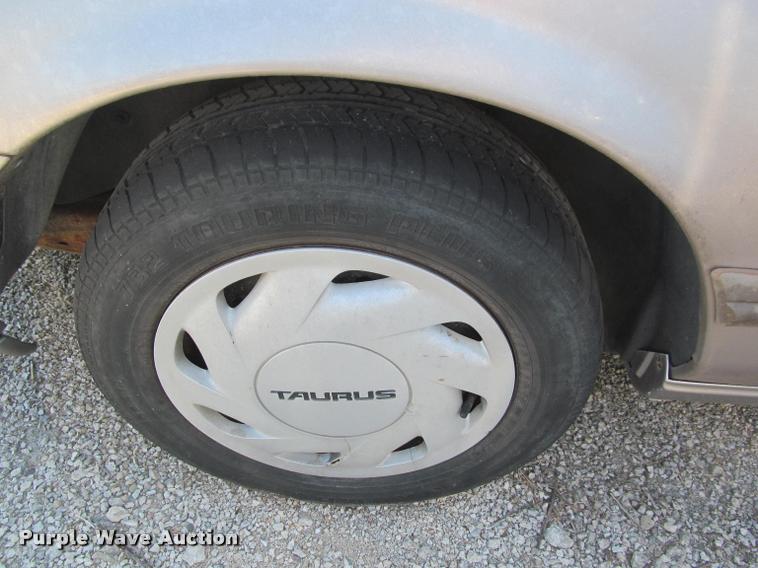 image for item J2575 1995 Ford Taurus
