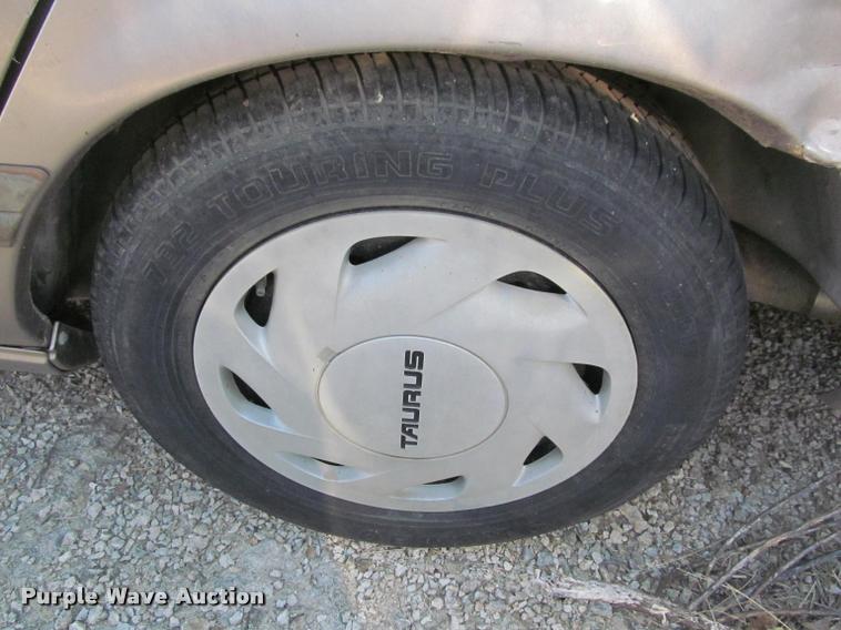 image for item J2575 1995 Ford Taurus