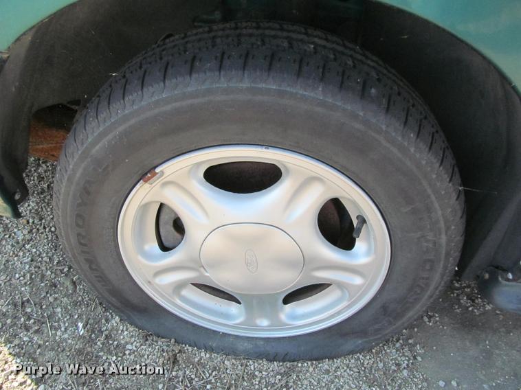 image for item J2577 1996 Ford Taurus GL