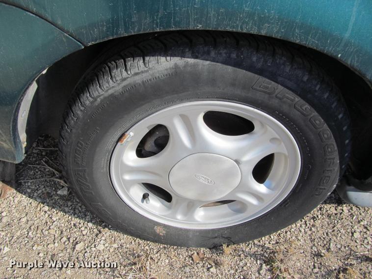 image for item J2577 1996 Ford Taurus GL
