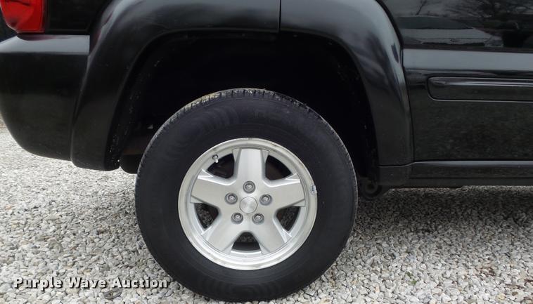 image for item K7690 2004 Jeep Liberty Limited SUV