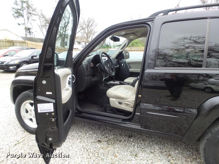 image for item K7690 2004 Jeep Liberty Limited SUV