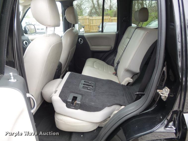 image for item K7690 2004 Jeep Liberty Limited SUV