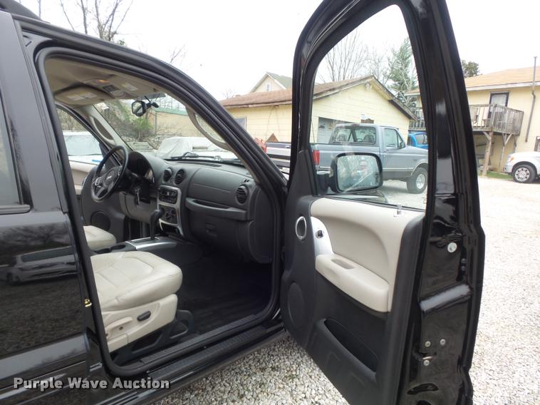 image for item K7690 2004 Jeep Liberty Limited SUV