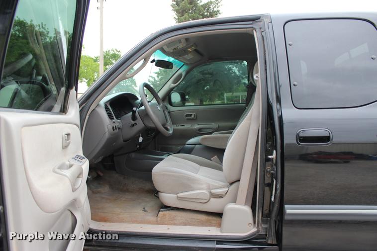 image for item L1984 2006 Toyota Tundra SR5 pickup truck