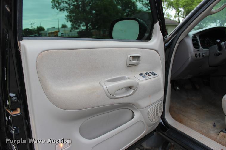 image for item L1984 2006 Toyota Tundra SR5 pickup truck