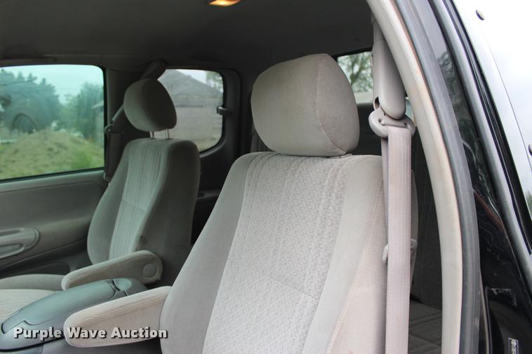 image for item L1984 2006 Toyota Tundra SR5 pickup truck