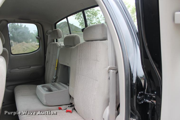 image for item L1984 2006 Toyota Tundra SR5 pickup truck