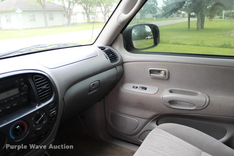 image for item L1984 2006 Toyota Tundra SR5 pickup truck