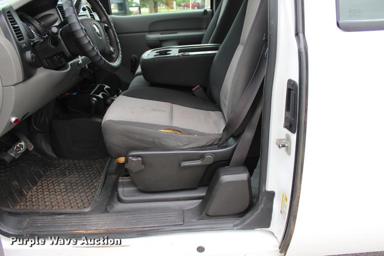 image for item L1985 2008 Chevrolet Silverado 2500 Ext. Cab pickup truck
