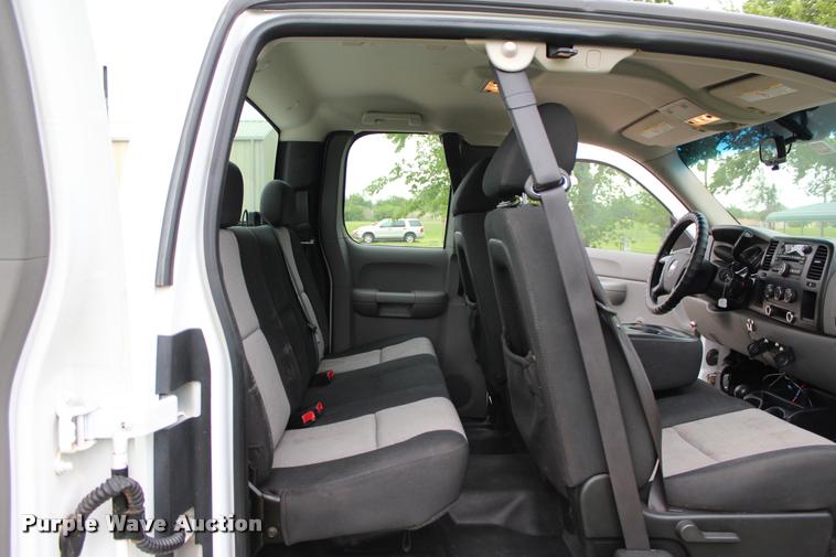 image for item L1985 2008 Chevrolet Silverado 2500 Ext. Cab pickup truck