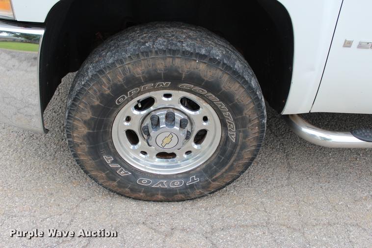 image for item L1985 2008 Chevrolet Silverado 2500 Ext. Cab pickup truck