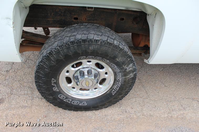 image for item L1985 2008 Chevrolet Silverado 2500 Ext. Cab pickup truck