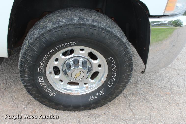 image for item L1985 2008 Chevrolet Silverado 2500 Ext. Cab pickup truck