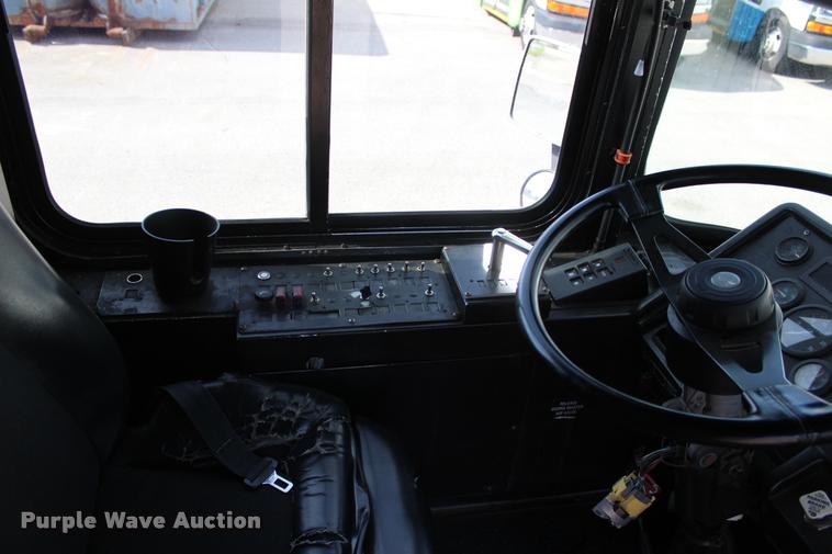 image for item L1995 2005 Neoplan Eldorado Ez Rider II-30transit bus