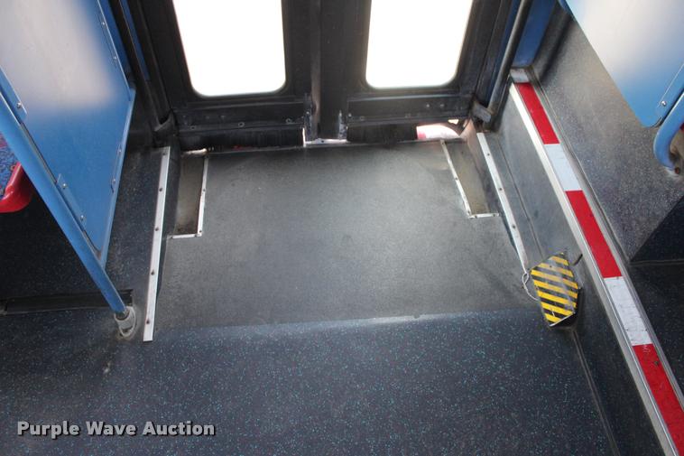 image for item L1995 2005 Neoplan Eldorado Ez Rider II-30transit bus