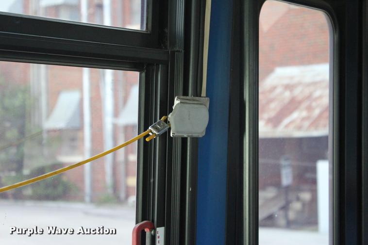 image for item L1995 2005 Neoplan Eldorado Ez Rider II-30transit bus