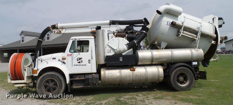 image for item L3131 1995 International 4900 vacuum truck