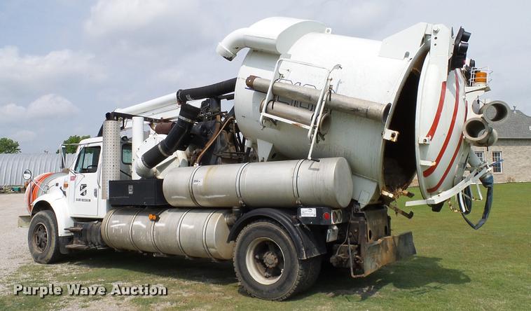 image for item L3131 1995 International 4900 vacuum truck